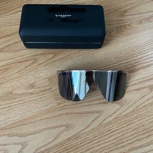 Givenchy Sunglasses GV 7117/S